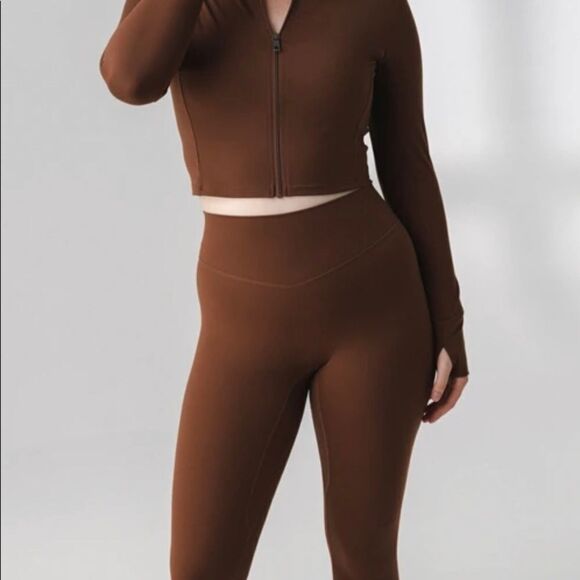Balance Athletica cropped zip in cocoa L. Beautiful chocolate brown. - Picture 6 of 8